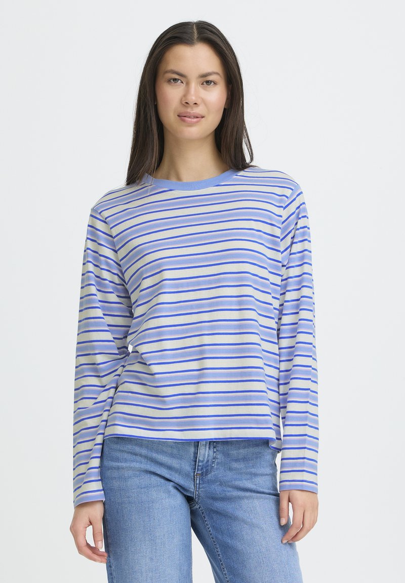 Chemise à manches longues rayée bleu clair et blanc, en coton doux. Dotée d'un col rond et d'une coupe décontractée avec un ourlet arrondi.