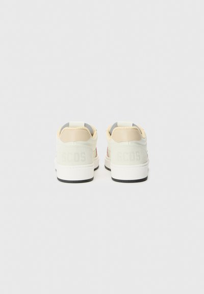 Sneakers bianchi con una tomaia strutturata, suole in gomma e un prominente marchio GCDS sul retro. Presentano accenti in beige e grigio.