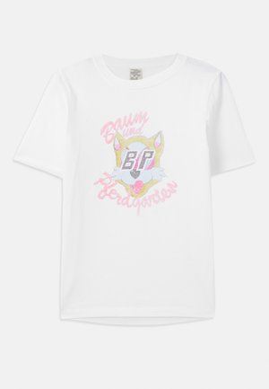 T-shirt en coton blanc avec un design de renard cartoon, des accents roses et le texte "Baum und Pferdgarten" en lettres stylisées.