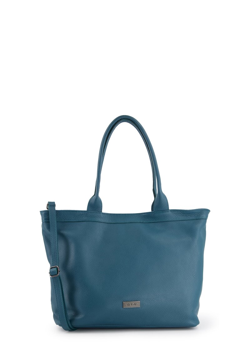 Teal læder tote taske med dobbelte hanke, der har et åbent design i toppen og en diskret logo plade foran. Glat tekstur, minimale detaljer.