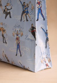 Modrá látková taška se hravými ilustracemi bruslařů a vystupujících, s lesklým povrchem, detailními vzory a živými barvami.