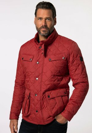 Chaqueta acolchada roja con un cuello alto, cierre frontal de snaps, dos bolsillos frontales y una tela texturizada. Presenta detalles metálicos negros.