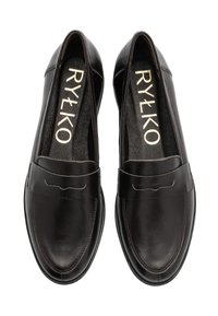 Mocassins en cuir noir avec une finition lisse, dotés d'une sangle décorative, d'un bout rond et d'une semelle intérieure rembourrée. Nom de la marque RYŁKO visible.