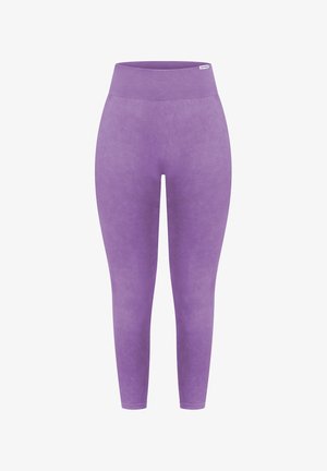 Violetti legginsit korkealla vyötäröllä, joissa on sileä pinta ja hienovarainen ribbitekstuuri sivuilla.