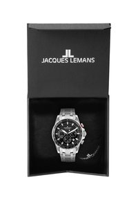 Orologio in acciaio inossidabile argento con quadrante nero, funzioni cronografiche e dettagli rossi, presentato in una scatola nera con il marchio.