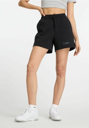 Pantalones cortos de mezcla de algodón negros con cinturilla elástica y cordón; cuenta con el logo "new balance" en gris en la parte inferior de la pierna izquierda.