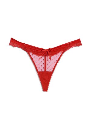 String-culotte rouge en dentelle avec un devant en mesh transparent à pois, une ceinture en dentelle et un petit nœud attaché au centre avant.