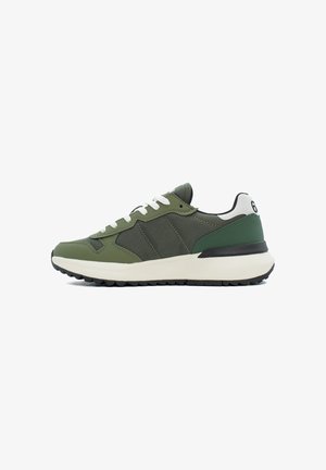 Groene sportsneakers met een mix van matte en gestructureerde materialen, witte veters en een contrasterende zwart-witte zool.