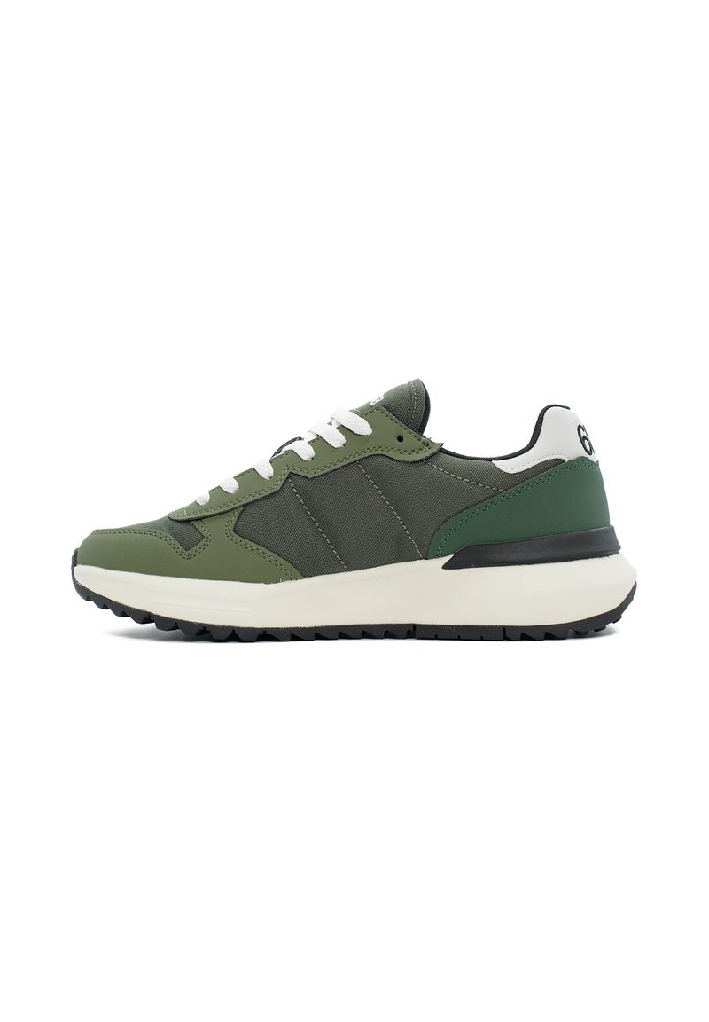 Sneaker sportive verdi realizzate con un mix di materiali opachi e testurizzati, lacci bianchi e una suola a contrasto in bianco e nero.