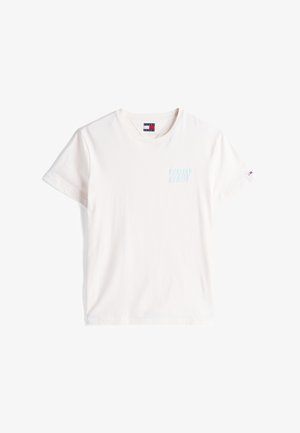 Balts kokvilnas T-krekls ar gaiši zilu reljefu logo kreisajā krūšu pusē un mazu sarkanu, baltu un zilu birku kreisajā piedurknē.