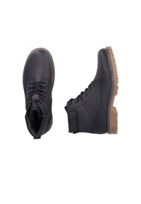 Botas de cuero negro con acabado texturizado, diseño con cordones y suela de goma. Presenta una cremallera lateral y detalles de costura en contraste.