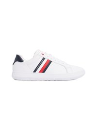 Sneakers bianchi con una tomaia in pelle liscia, strisce rosse e blu sui lati e una suola in gomma bianca per una buona aderenza.