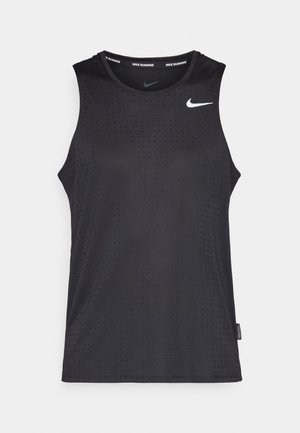 Sort ærmeløs atletisk tanktop lavet af glat materiale, med et tekstureret mønster og et lille hvidt Nike-logo på brystet.