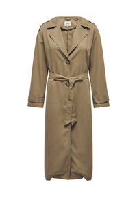 Long trench-coat beige avec de larges revers, deux boutons, une ceinture nouée à la taille et des lanières aux poignets des manches longues.