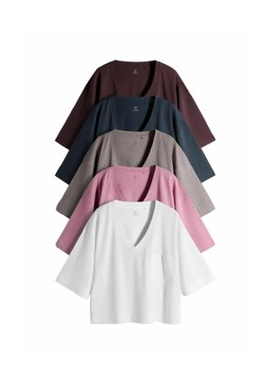 Pięć złożonych koszulek z krótkim rękawem i dekoltem w serek w kolorach białym, różowym, szarym, granatowym i ciemnobrązowym, ułożonych pionowo na białym tle.