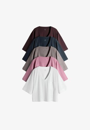 Pięć złożonych koszulek z krótkim rękawem i dekoltem w serek w kolorach białym, różowym, szarym, granatowym i ciemnobrązowym, ułożonych pionowo na białym tle.