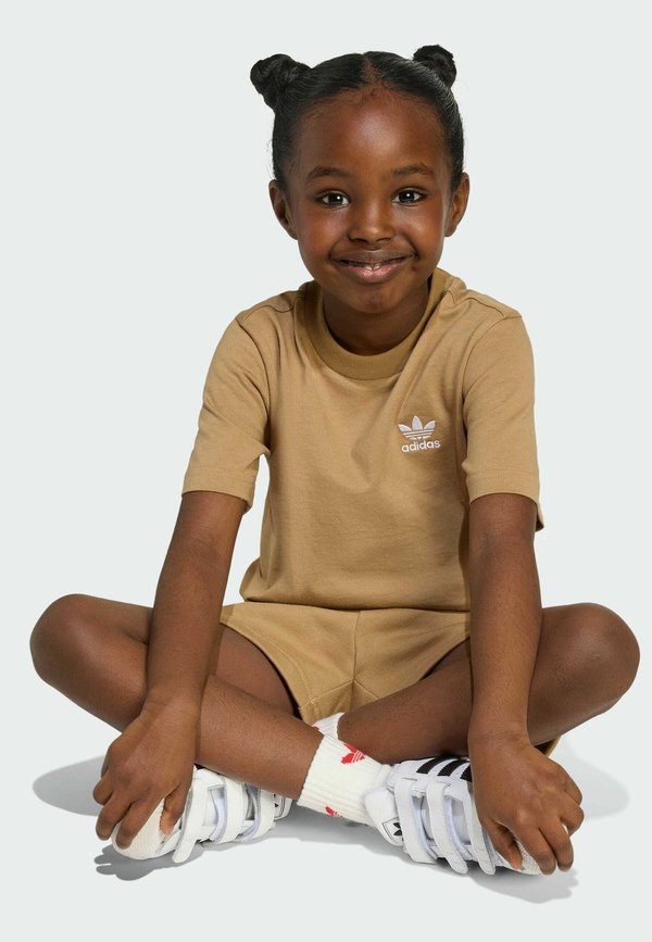 TEE SET - Basic T-shirt - cardboard3