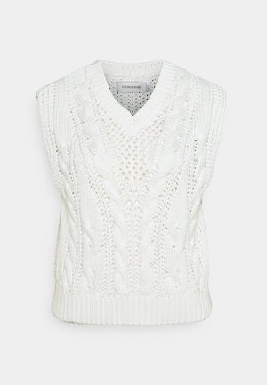 Pull sans manches tricoté blanc avec un col en V, présentant un motif en torsades, un ourlet côtelé et des détails texturés sur l'ensemble.