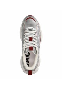 Sportschoenen in witte mesh met zilveren accenten. Rode hielstrip en veters. Dikke, gestructureerde zool. "SAC" merk zichtbaar aan de binnenkant.