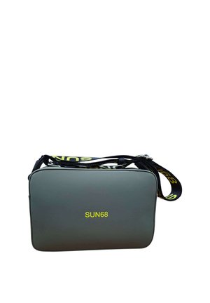 Borsa a tracolla rettangolare verde scuro con logo giallo "SUN68" e tracolla nera regolabile con testo giallo "SUN68".