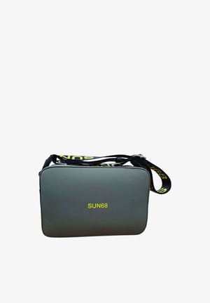 Borsa a tracolla rettangolare verde scuro con logo giallo "SUN68" e tracolla nera regolabile con testo giallo "SUN68".