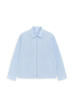 Veste longue à manches longues bleu clair avec de fines rayures verticales bleu marine, fermeture éclair à l'avant, col et deux poches latérales en biais.