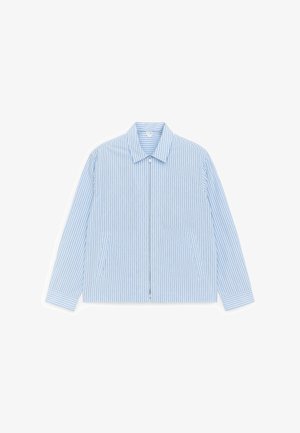 Helesinine pikkade varrukatega jakk, millel on õhukesed vertikaalsed tumesinised triibud, ees lukuga sulgur, krae ja kaks nurga all olevat küljetaskut.