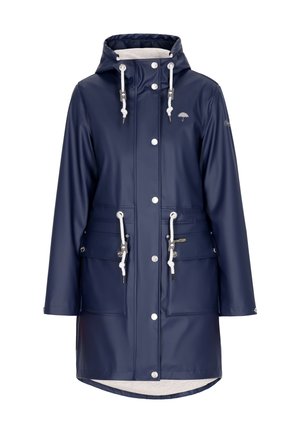 Impermeabile blu navy con cappuccio, cordini bianchi, bottoni a pressione argentati, due tasche frontali e un orlo leggermente curvo sul retro.