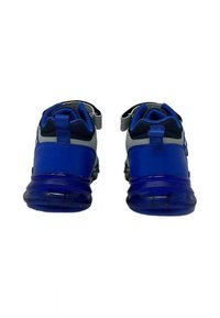 Scarpe sportive blu con parte superiore in rete e sintetico. Caratterizzate da un collare imbottito, una fettuccia regolabile e una suola spessa e trasparente.