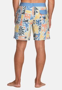 Les shorts de bain présentent un motif abstrait multicolore avec des formes en bleu, orange, noir et jaune. Fini avec une taille élastique bleue et une poche arrière.