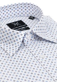 Koszula o slim fit, zapinana na guziki, z białym tłem, z powtarzającym się niebieskim i czarnym wzorem geometrycznym oraz miękką teksturą materiału.