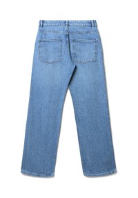 Jeans en denim bleu clair avec une coupe droite, dotés de deux poches arrière et de coutures visibles le long des coutures.