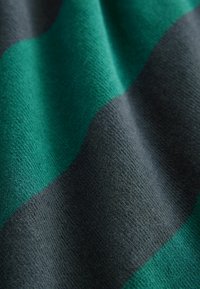 Tessuto lavorato a maglia con righe alternate di grigio scuro e verde, che presenta una morbida consistenza e una leggera lucentezza dovuta alla trama.