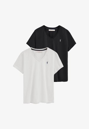 To V-udskårne T-shirts med korte ærmer, en sort og en hvid, hver med et lille broderet golfspillerlogo på venstre bryst.