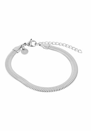 Zilverkleurige platte slangketting armband met karabijnsluiting, verlengkettinkje en een kleine ronde hanger met gegraveerd logo.