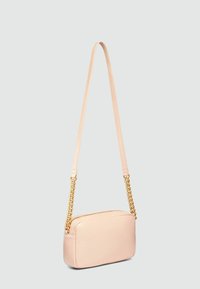 Hellrosa Leder-Crossbody-Tasche mit rechteckiger Form, ausgestattet mit einer goldenen Kette und einem Riemen sowie einem Reißverschlussverschluss an der Oberseite.