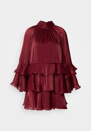 Vestido burdeos com um decote alto, corpete plissado e mangas em camadas com babados. Feito de um tecido leve e texturizado com um design fluido.