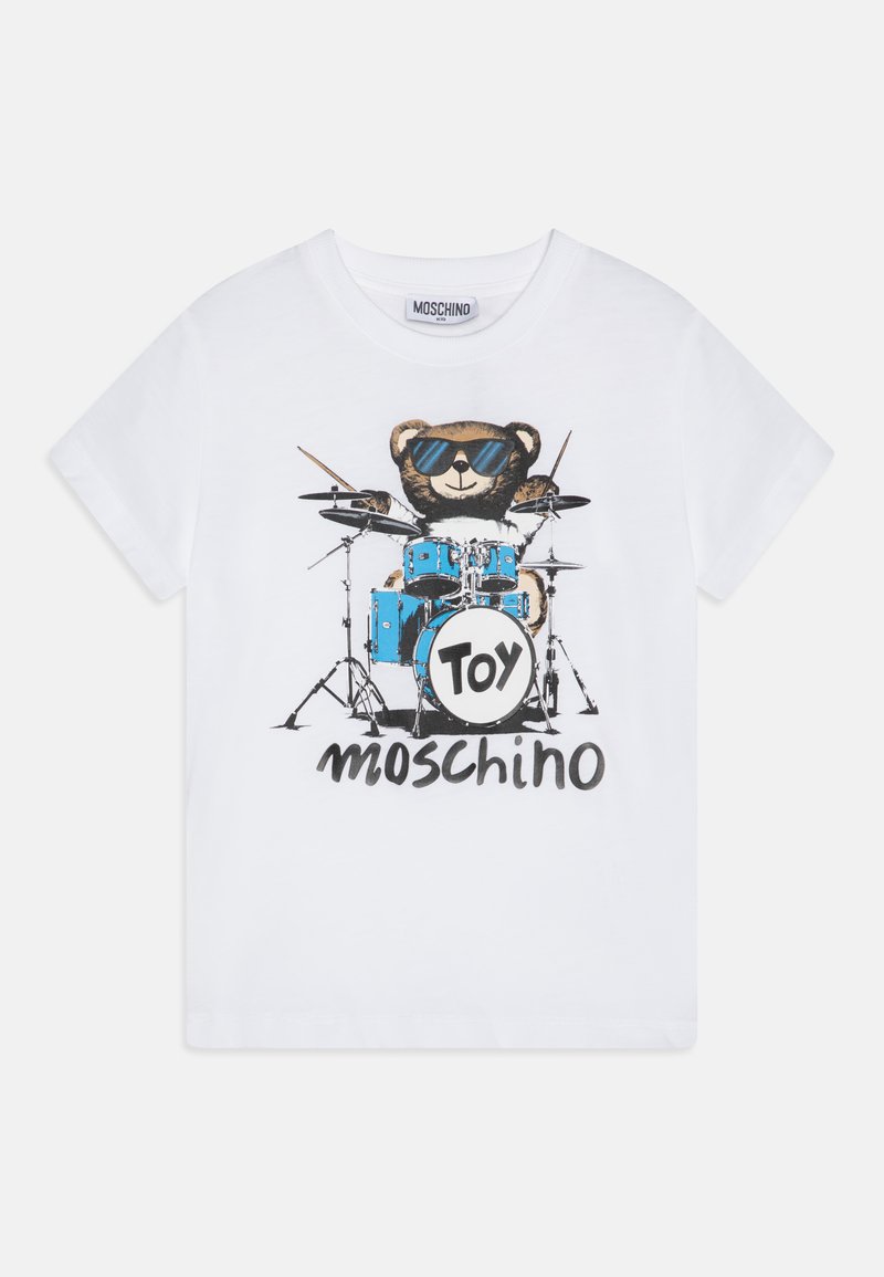 T-shirt de algodão branco com uma ilustração de um urso de óculos de sol a tocar um kit de bateria azul, com o texto "Toy Moschino" abaixo do design.