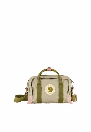 Kleine khaki-grüne und pinke Fjällräven Kånken Tasche mit zwei Griffen, Frontlogo und verstellbarem Schultergurt auf weißem Hintergrund.