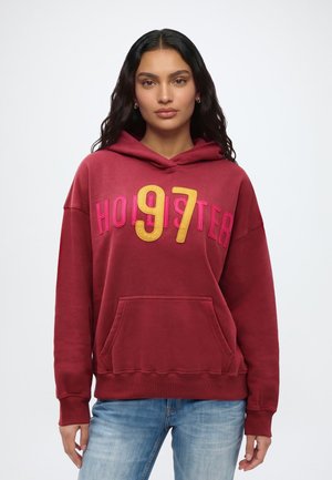 Hollister Co., AUG3 BTS GRAPHIC BOYFRIEND PO 4CC $59.95 - Суитшърт с качулка - dark red