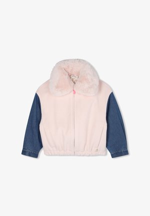 Chaqueta de color rosa claro con un cuello esponjoso y mangas de mezclilla. Presenta un cierre de cremallera en la parte delantera y una cinturilla elástica; textura suave y diseño informal.