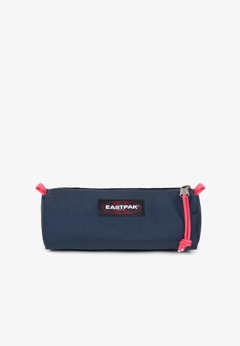 Trousse Eastpak en tissu bleu marine avec tirettes de fermeture éclair roses. Elle présente un patch logo noir et une forme cylindrique pour un rangement facile.