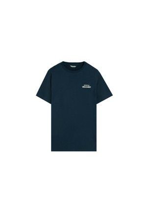 Camiseta azul marino de manga corta y cuello redondo con texto blanco "OFFLOADING ON VACATION" en el lado izquierdo del pecho.