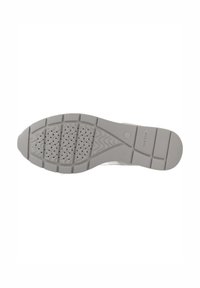Suela de zapato de goma gris con patrón texturizado, que presenta ranuras y orificios de ventilación para la transpirabilidad. Se puede ver la marca GEox.