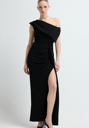 Sort asymmetrisk kjole lavet af strækstof med en sidelomme, draperet design og en tætsiddende silhuet. Uden mønstre eller pynt.