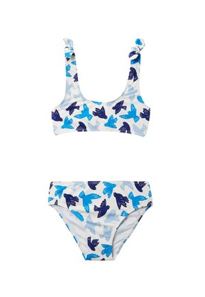 Maillot de bain deux pièces pour enfants avec un imprimé d’oiseaux bleus et bleu marine sur fond blanc, le haut a des bretelles nouées aux épaules, le bas offre une couverture complète.