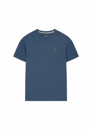 Camiseta lisa de manga corta color azul oscuro con pequeño logo de herramientas cruzadas en rojo en el pecho izquierdo y texto sutil en la manga izquierda.