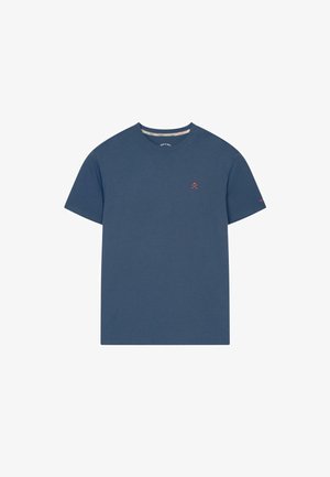 Camiseta lisa de manga corta color azul oscuro con pequeño logo de herramientas cruzadas en rojo en el pecho izquierdo y texto sutil en la manga izquierda.