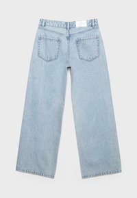 Hellblaue Jeans mit weitem Bein, von hinten gezeigt, mit zwei Gesäßtaschen und Gürtelschlaufen am Bund.