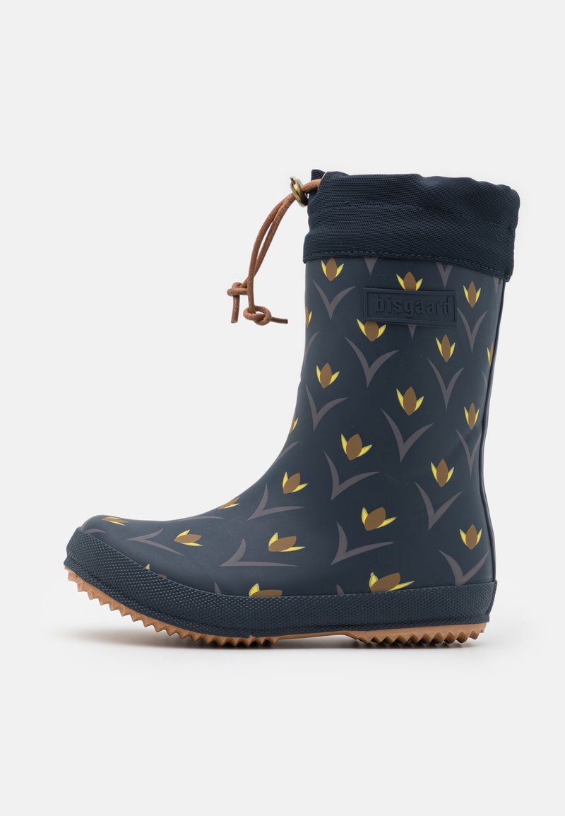 Bottes en caoutchouc de pluie bleu marine avec motif de fleurs jaunes, bordure contrastante bleu foncé, lacets marron, et semelle en caoutchouc texturée pour une meilleure adhérence.